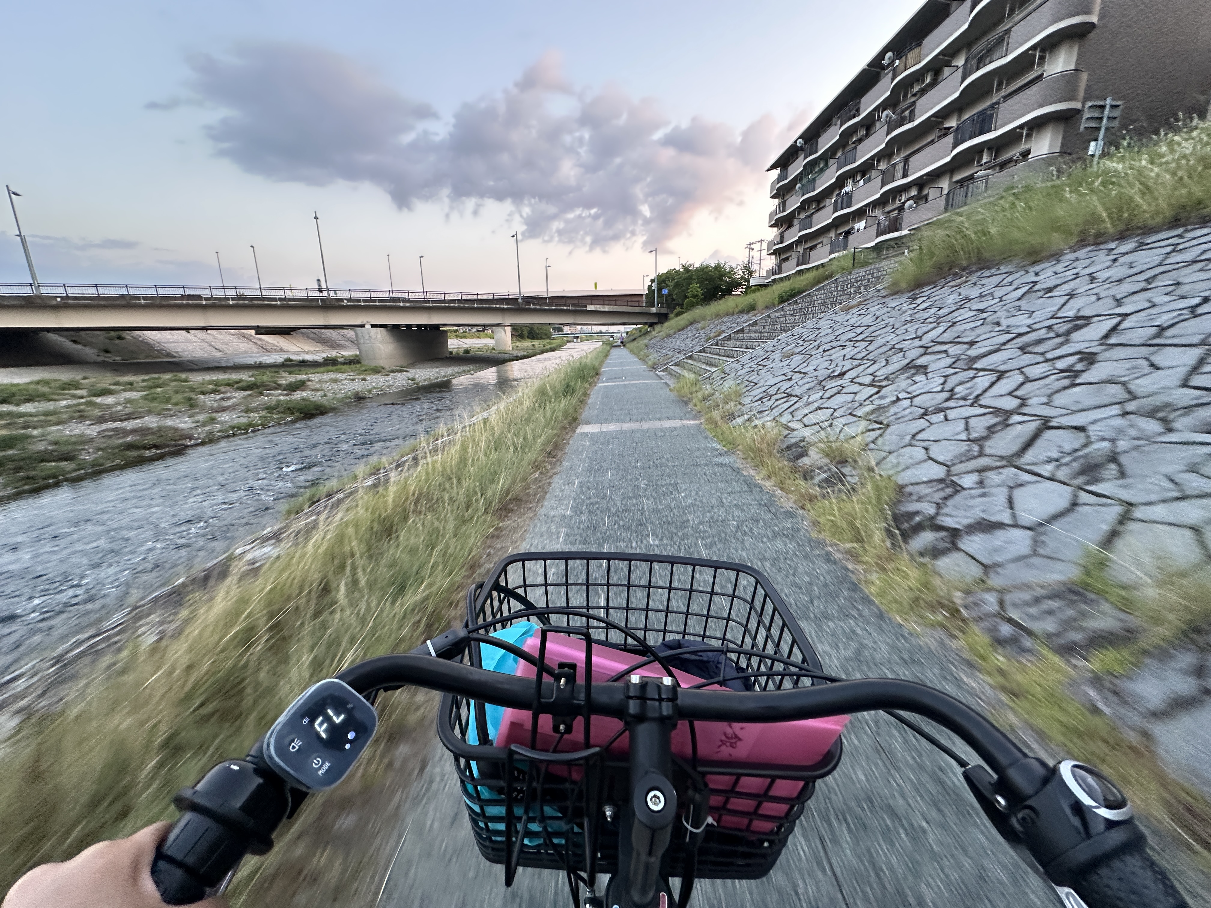 Vista en bicicleta a lo largo del río Kamo