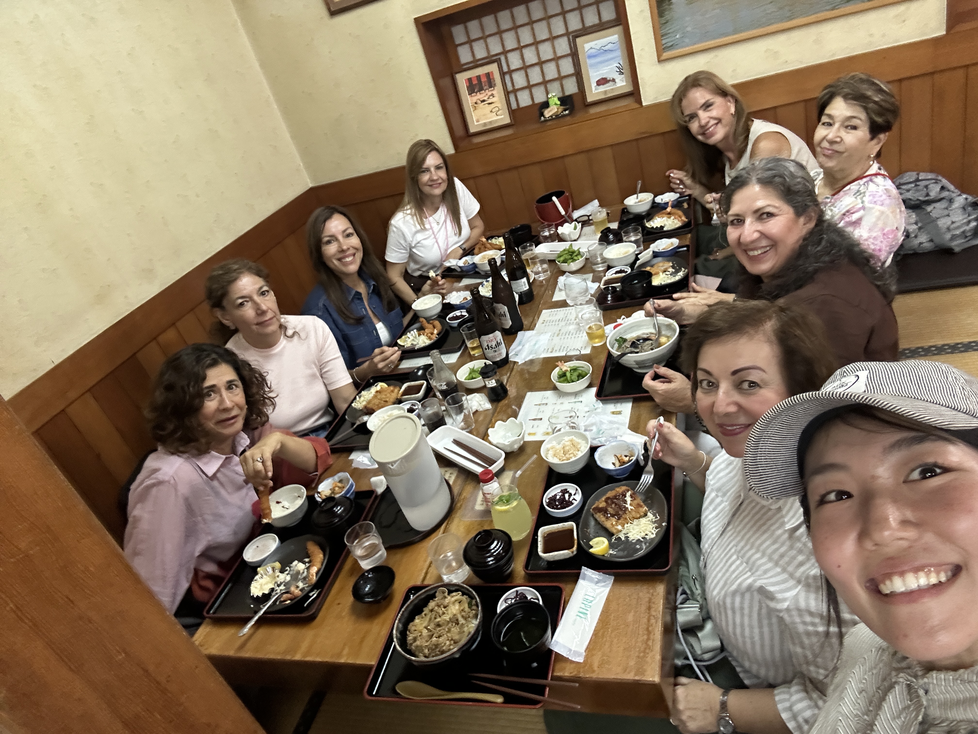 Grupo de amigos de México almorzando comida típica japonesa