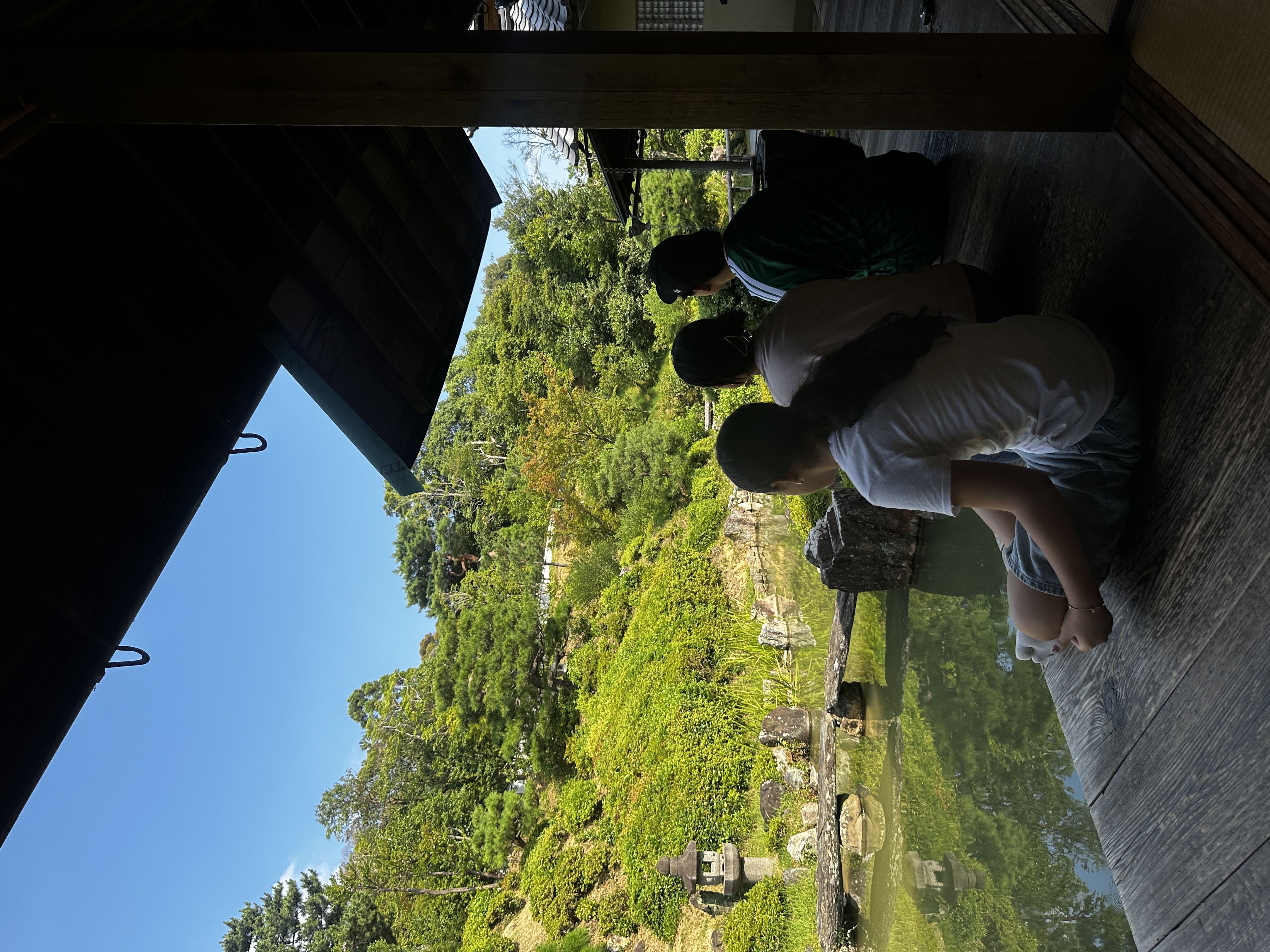 Familia mexicana de 4 en la terraza de un jardín japonés