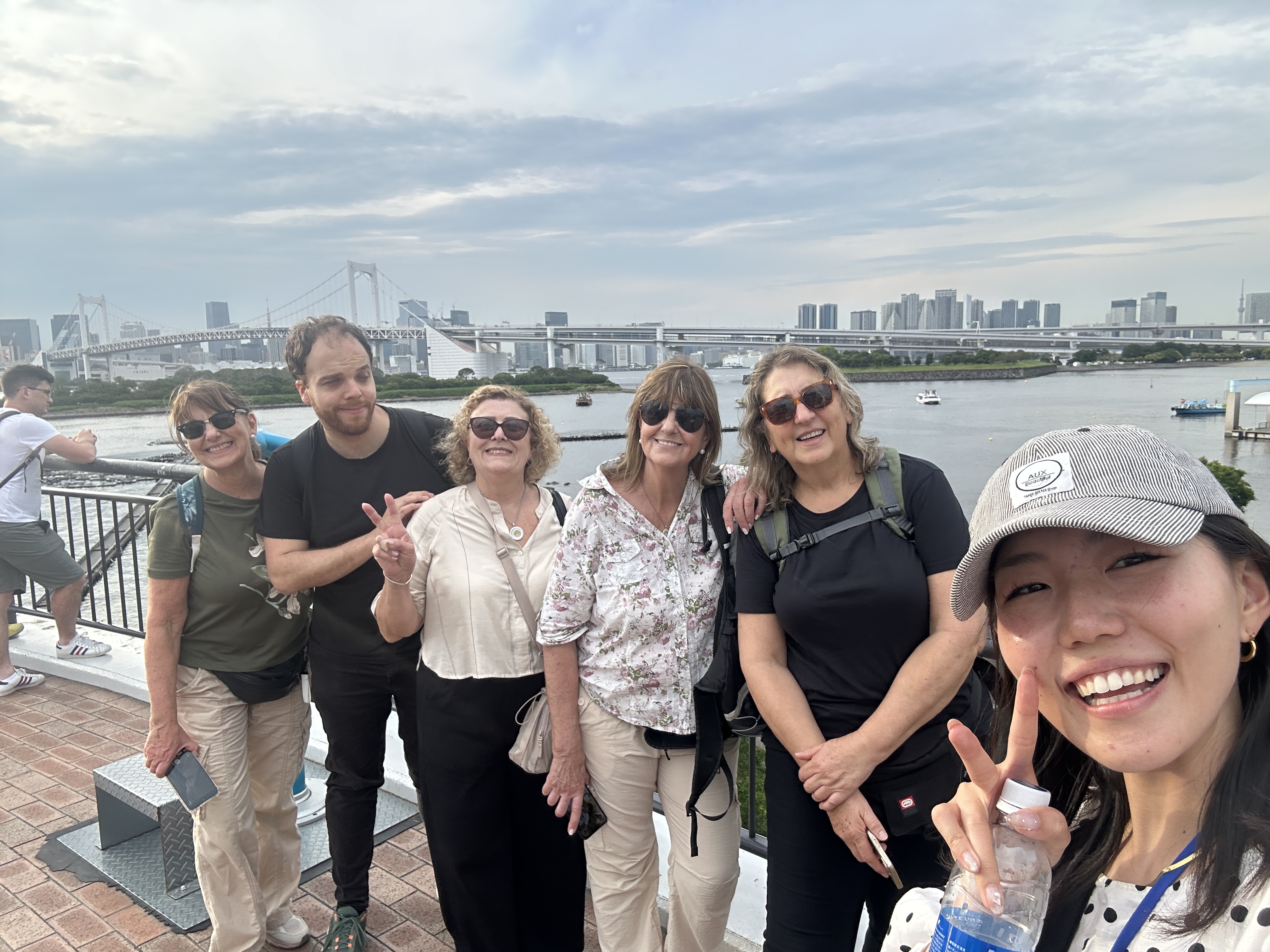 Grupo de amigos de Uruguay en Odaiba con Lucy