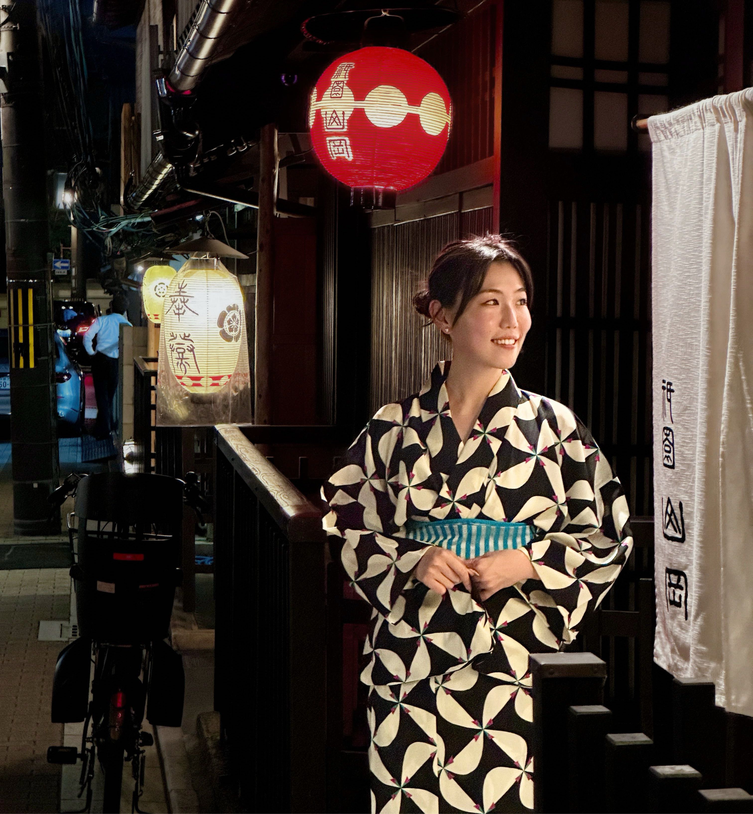 Lucy en yukata en una calle de Kioto de noche