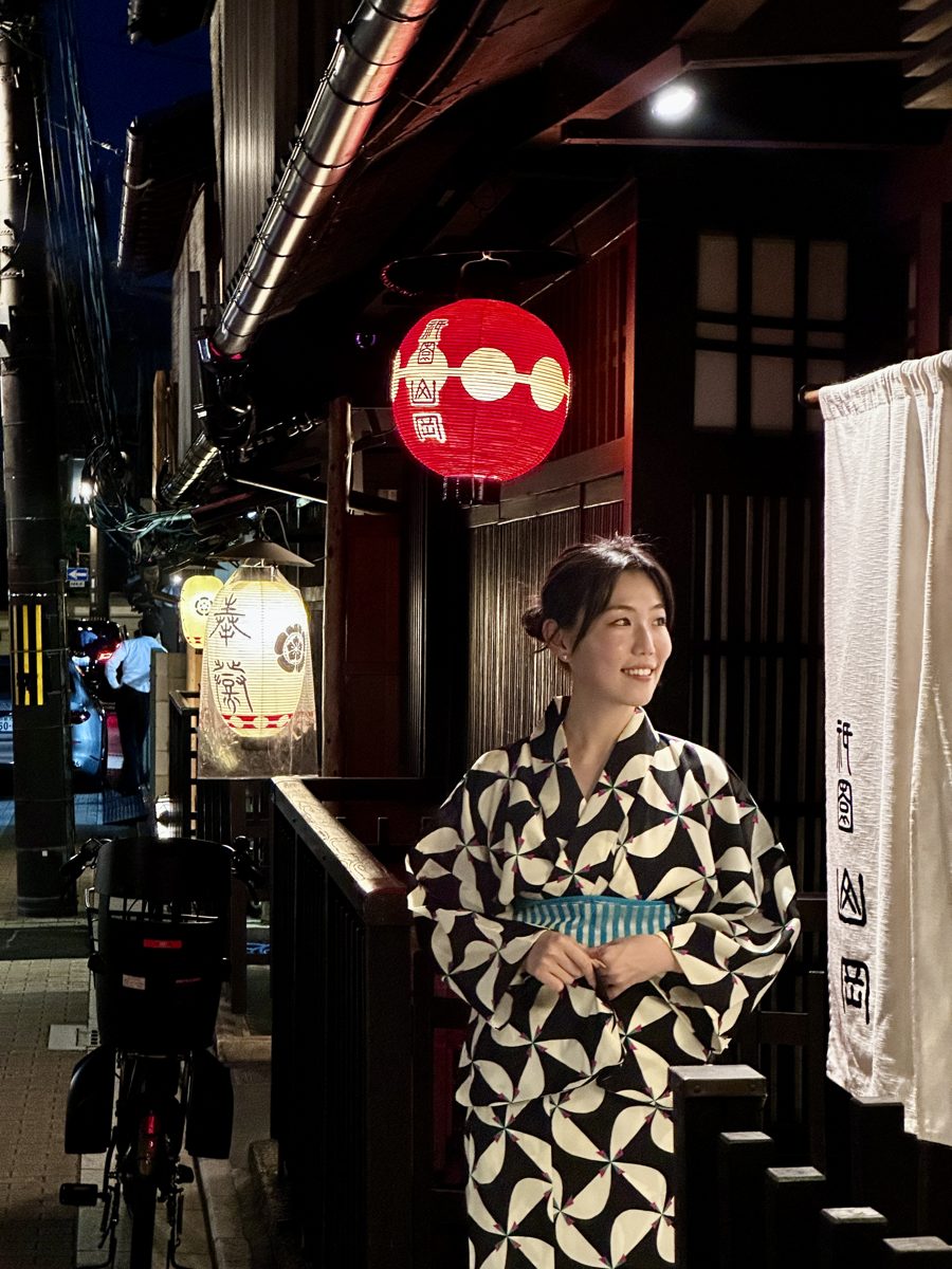 Guía en yukata en una calle de Kioto de noche