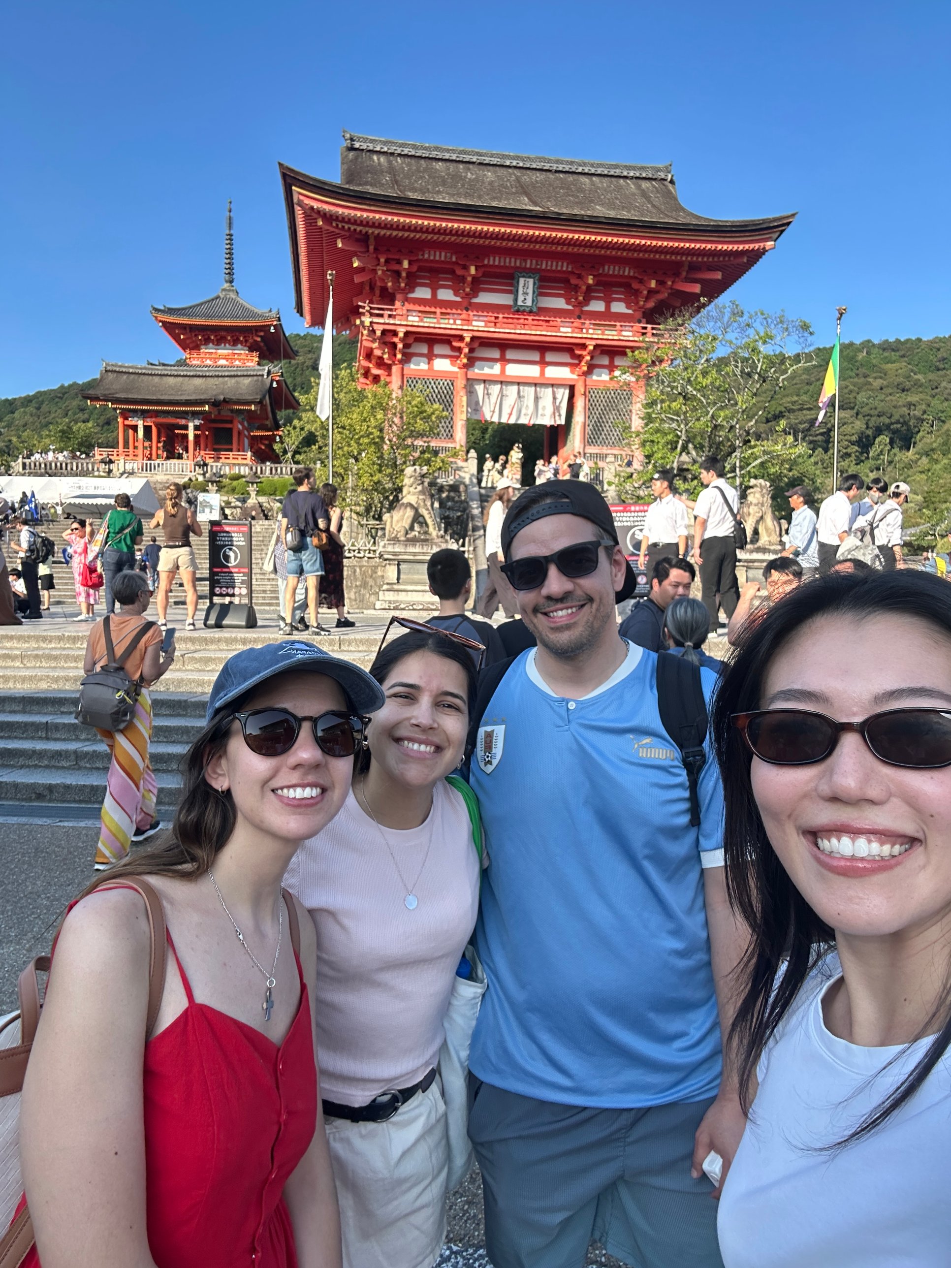 Grupo en la puerta Niomon de Kiyomizu-dera