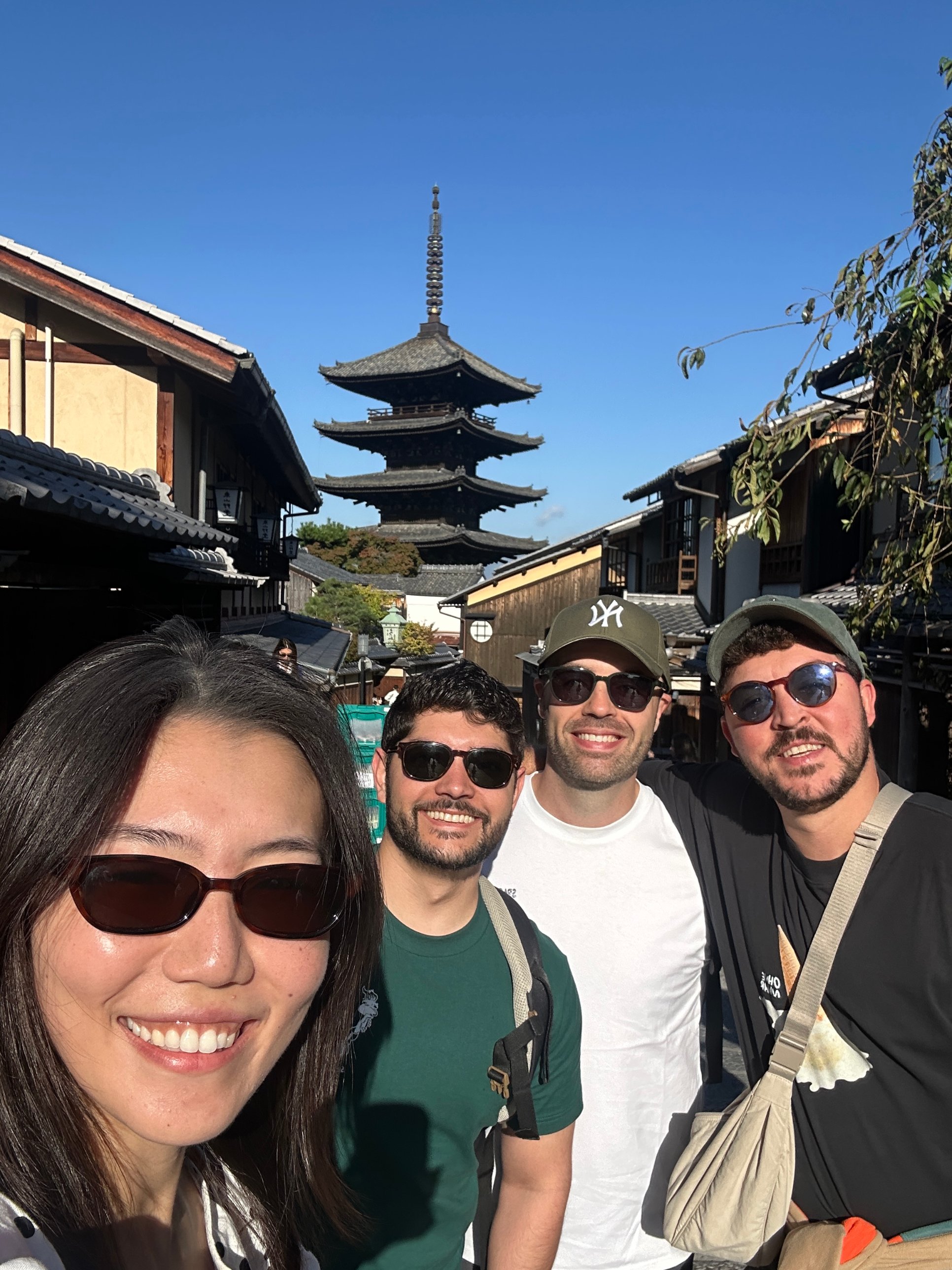 Grupo frente a la pagoda Yasaka, Higashiyama